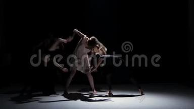 五名舞者在黑色、阴影上的现代舞蹈<strong>表演开始</strong>